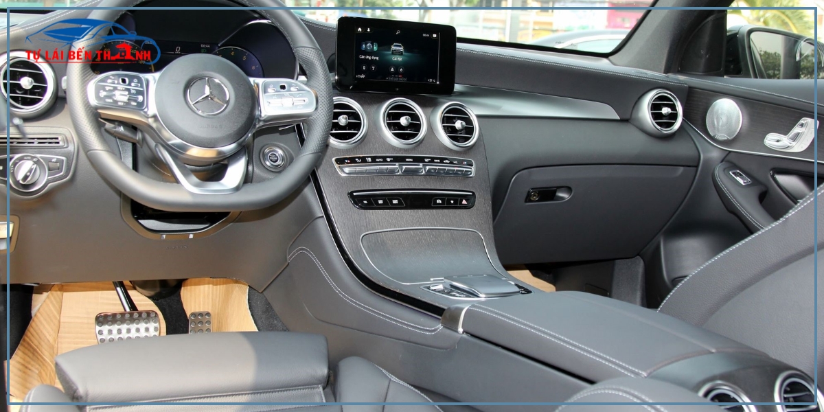 Khám phá mẫu xe Mercedes GLC 300 tự lái nổi bật tại Quận 3